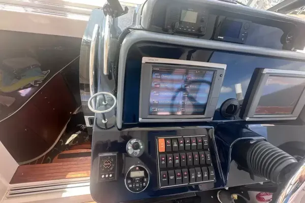 2012 Pursuit OS385 detail image 11