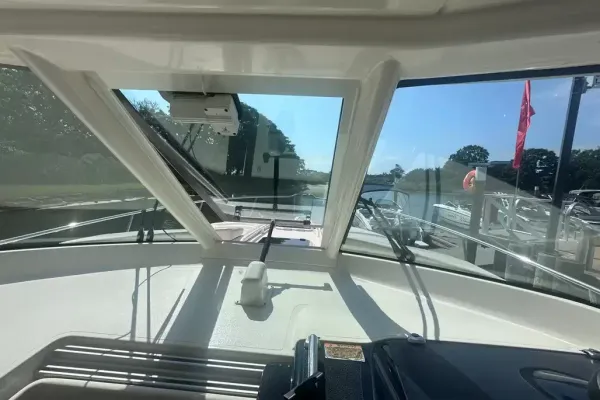 2012 Pursuit OS385 detail image 22