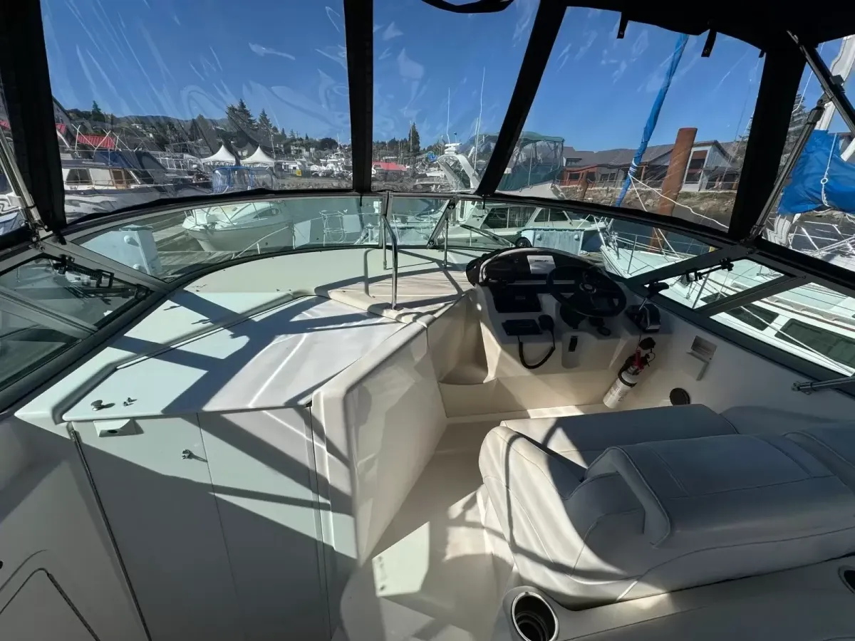 2000 Cruisers Yachts 2870 Express-4