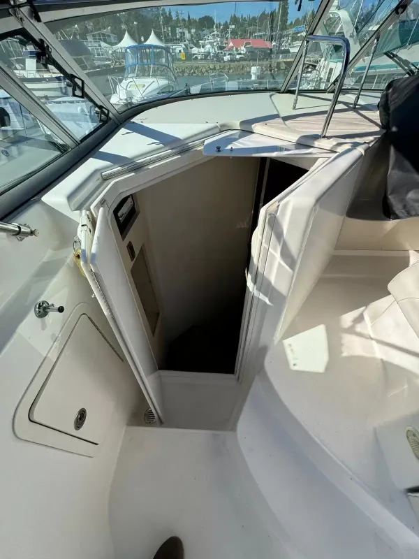 2000 Cruisers Yachts 2870 Express-5
