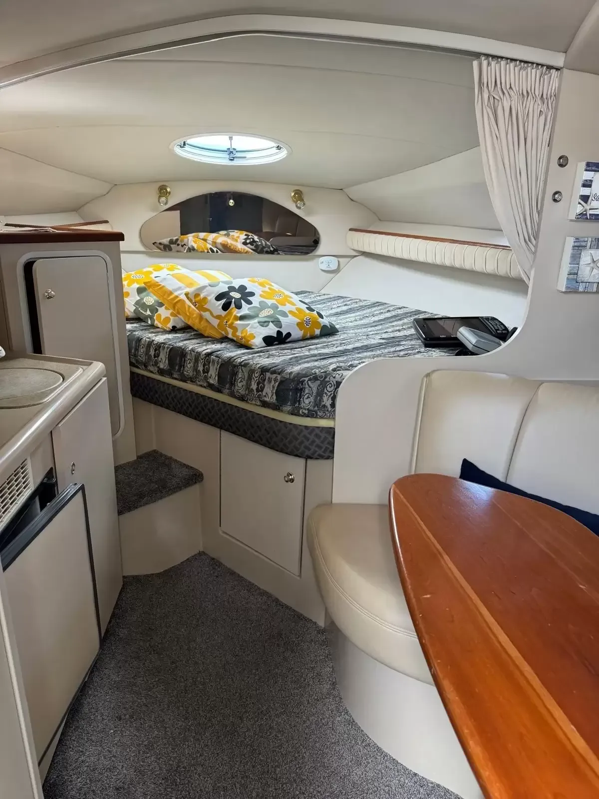 2000 Cruisers Yachts 2870 Express-7
