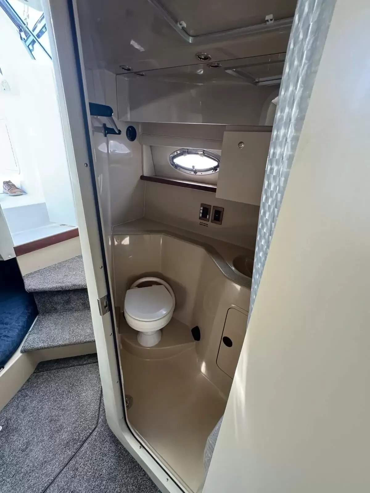 2000 Cruisers Yachts 2870 Express-8