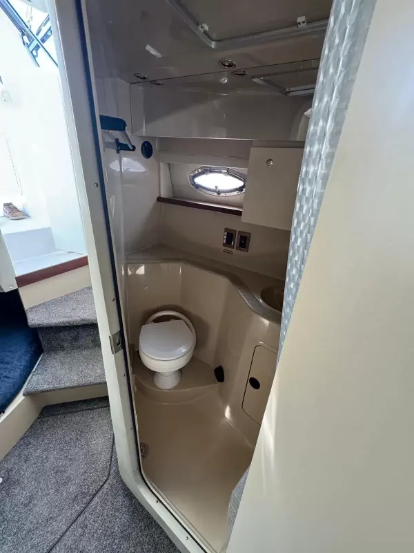 2000 Cruisers Yachts 2870 Express-8