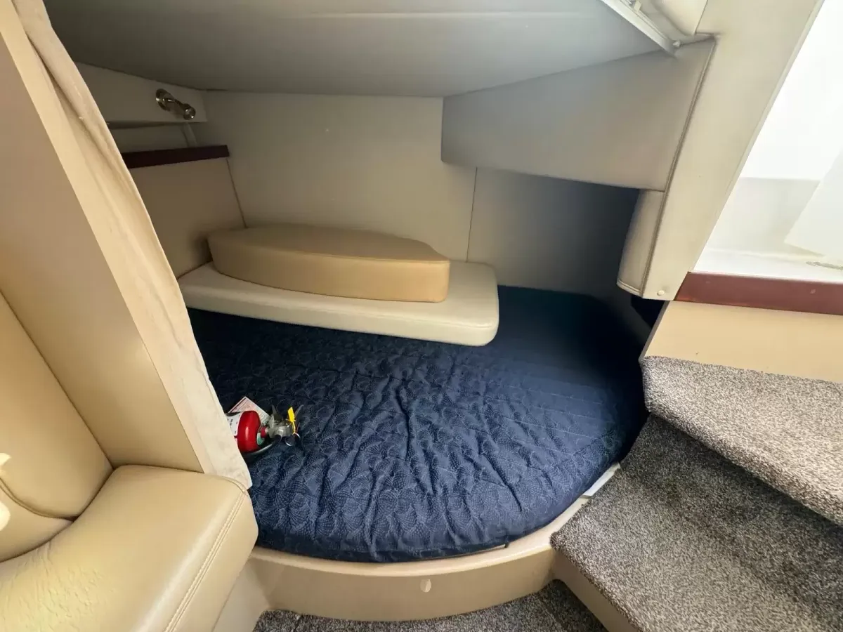 2000 Cruisers Yachts 2870 Express-9