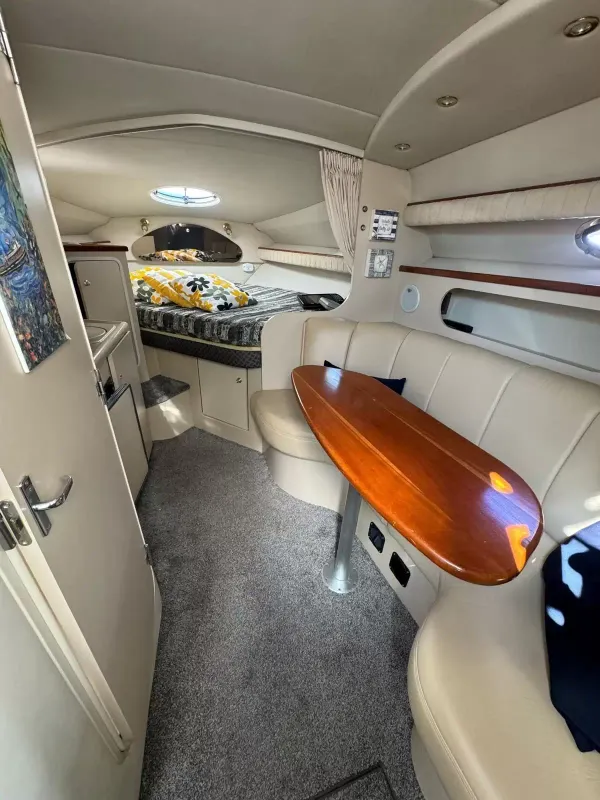 2000 Cruisers Yachts 2870 Express-10
