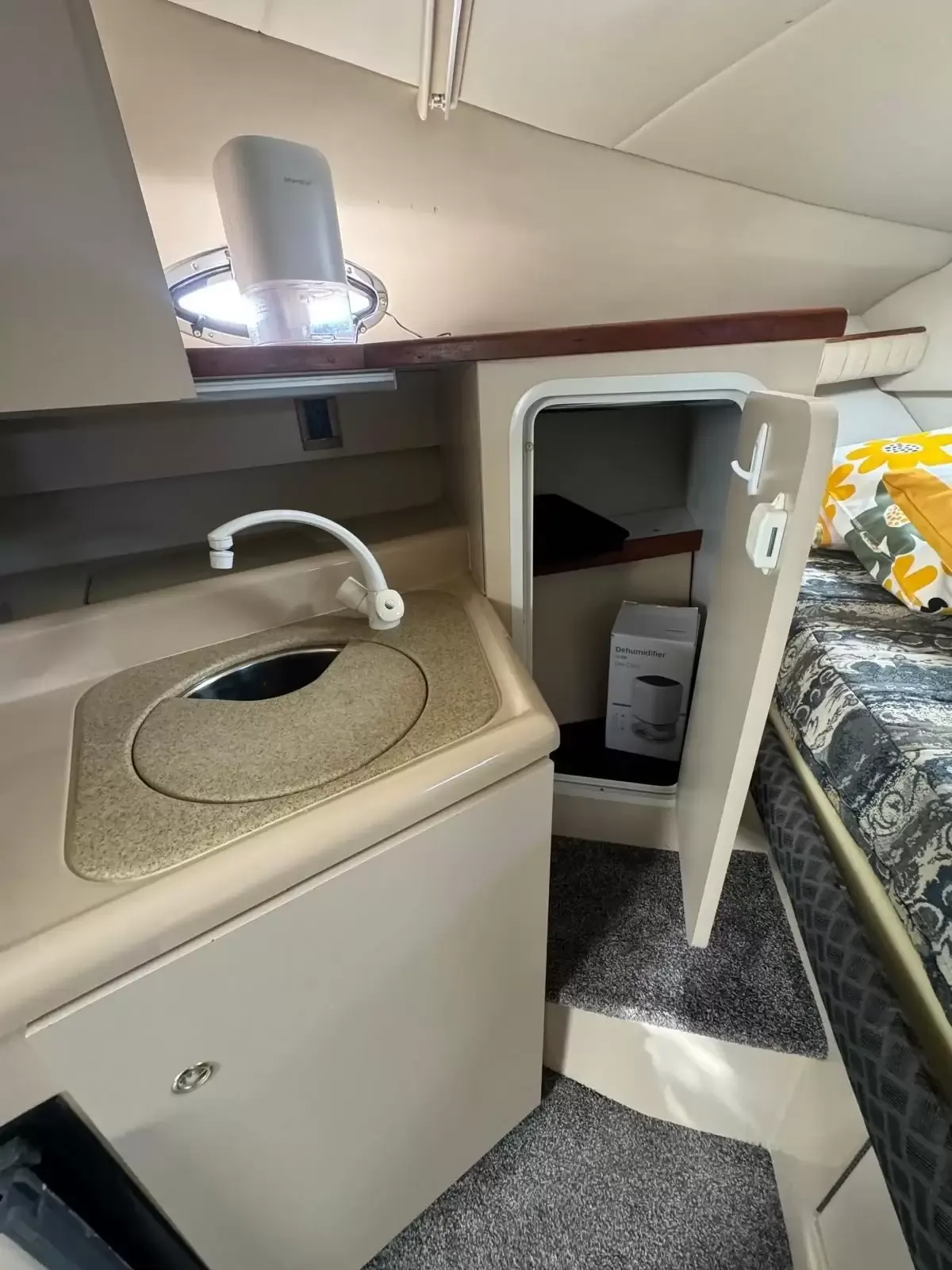 2000 Cruisers Yachts 2870 Express-14