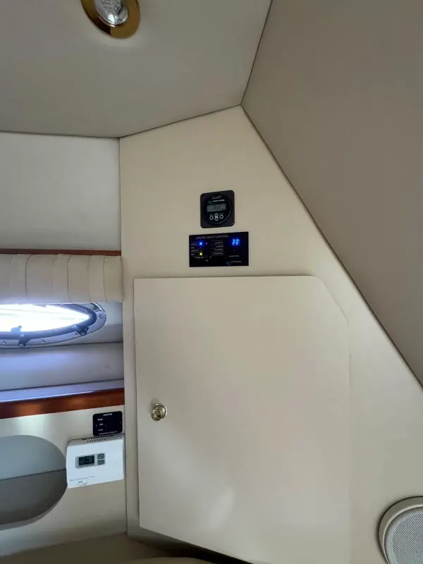 2000 Cruisers Yachts 2870 Express-15