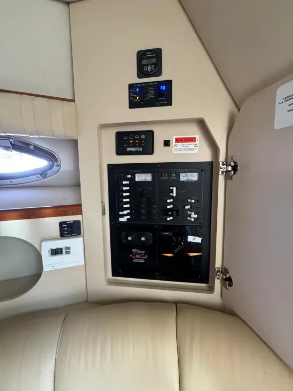 2000 Cruisers Yachts 2870 Express-16