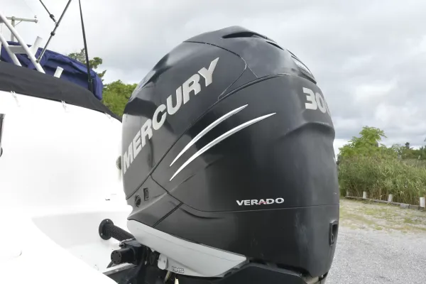 2013 Boston Whaler 230 VANTAGE detail image 4