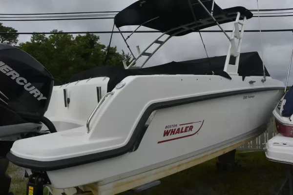 2013 Boston Whaler 230 VANTAGE detail image 1