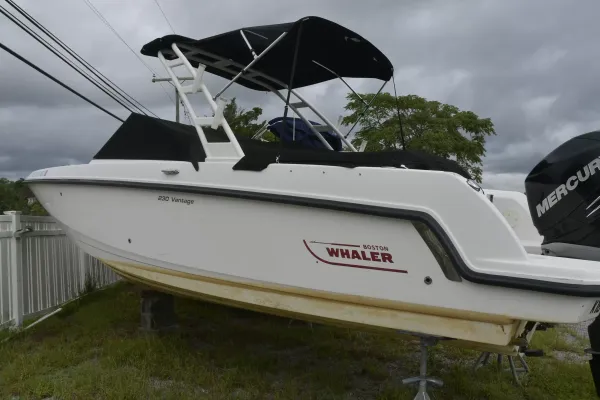 2013 Boston Whaler 230 VANTAGE detail image 0