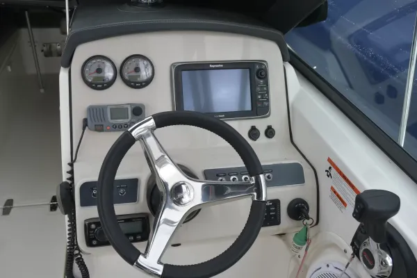 2013 Boston Whaler 230 VANTAGE detail image 10