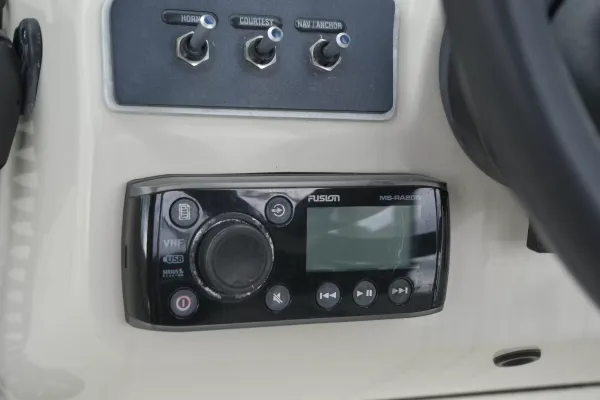 2013 Boston Whaler 230 VANTAGE detail image 12
