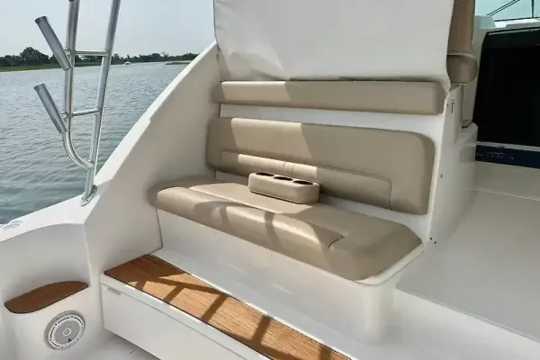 2018 Tiara Yachts 4300 OPEN detail image 8