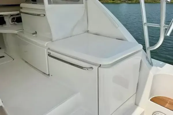 2018 Tiara Yachts 4300 OPEN detail image 10