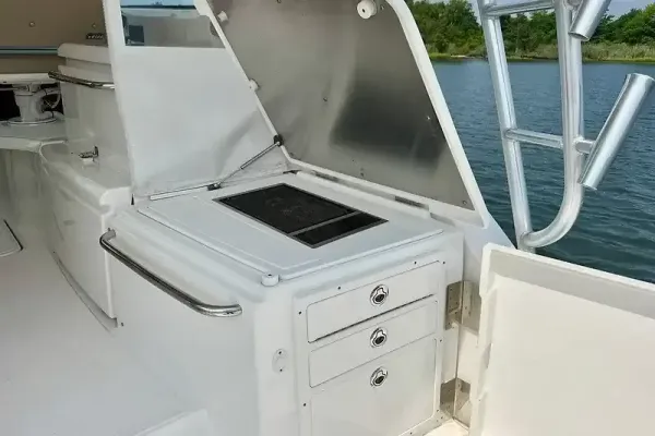 2018 Tiara Yachts 4300 OPEN detail image 11