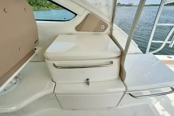 2018 Tiara Yachts 4300 OPEN detail image 13