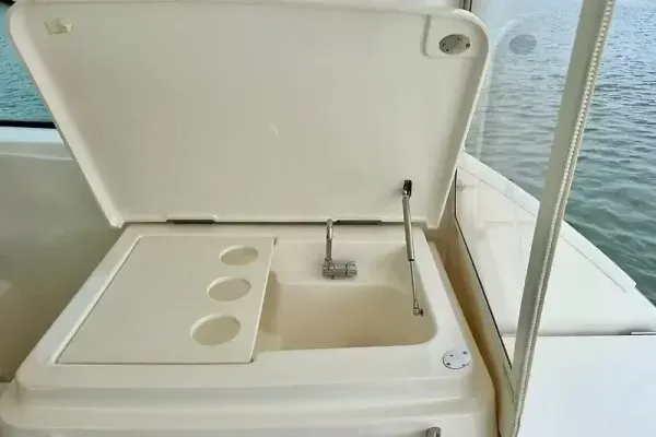 2018 Tiara Yachts 4300 OPEN detail image 15
