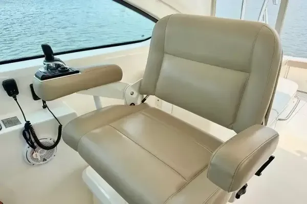 2018 Tiara Yachts 4300 OPEN detail image 18