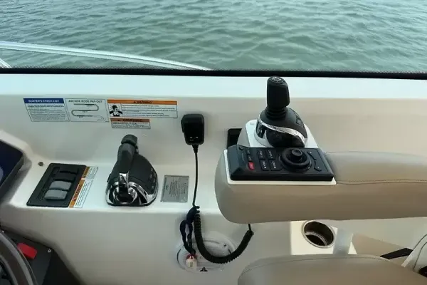 2018 Tiara Yachts 4300 OPEN detail image 24