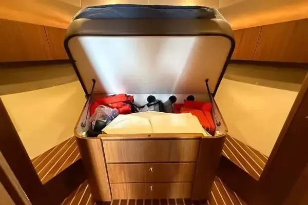 2018 Tiara Yachts 4300 OPEN detail image 35