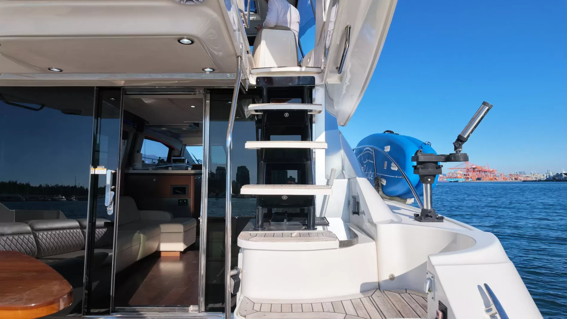 Pre-Owned 2015 Sea ray 510 Fly for Sale | Vancouver, BC | M&P Yacht Centre | 6aa84814947bd62dbb023813