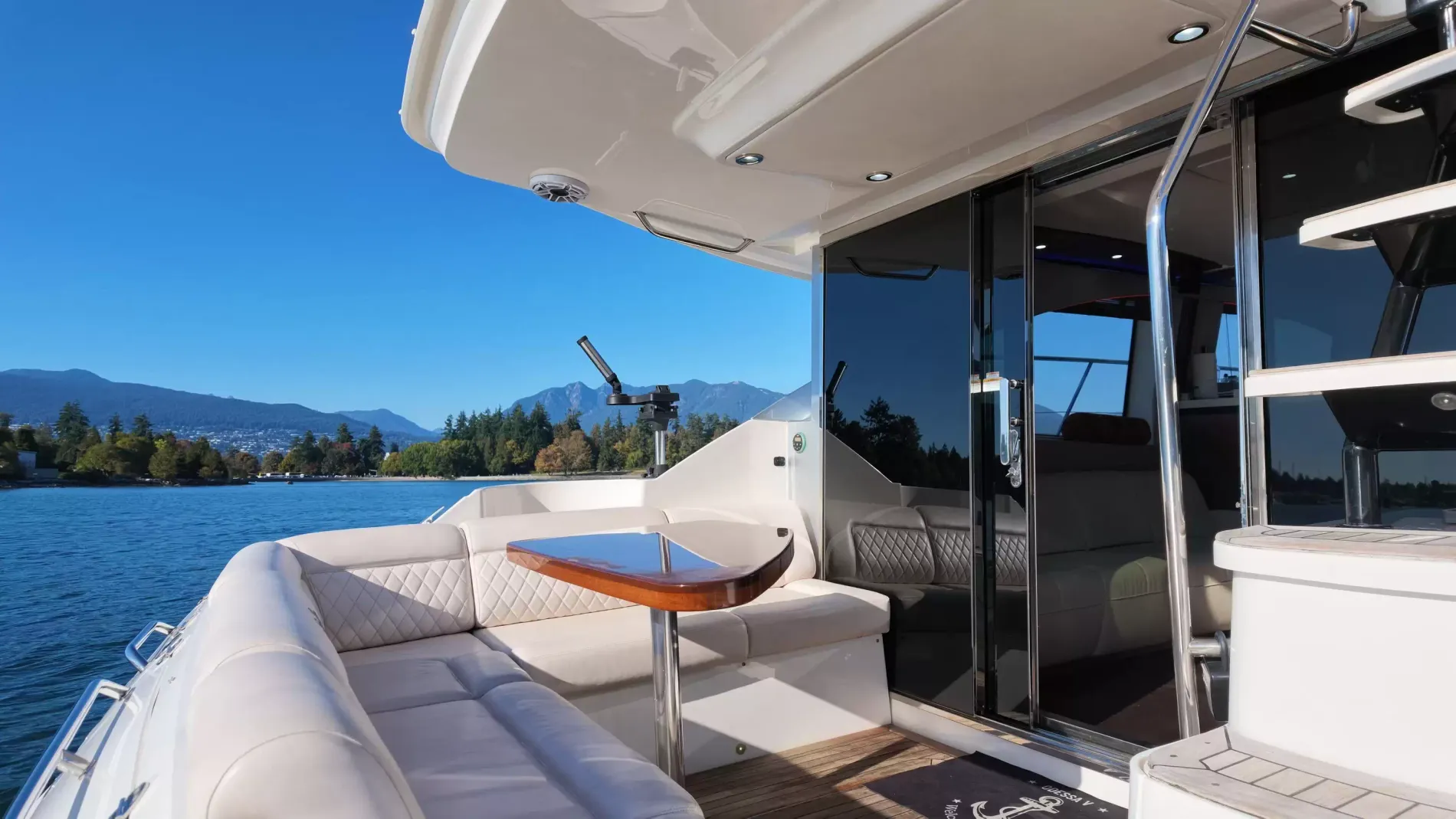 Pre-Owned 2015 Sea ray 510 Fly for Sale | Vancouver, BC | M&P Yacht Centre | 6aa84814947bd62dbb023813