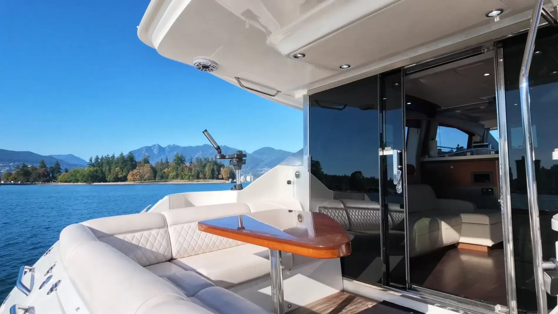 Pre-Owned 2015 Sea ray 510 Fly for Sale | Vancouver, BC | M&P Yacht Centre | 6aa84814947bd62dbb023813