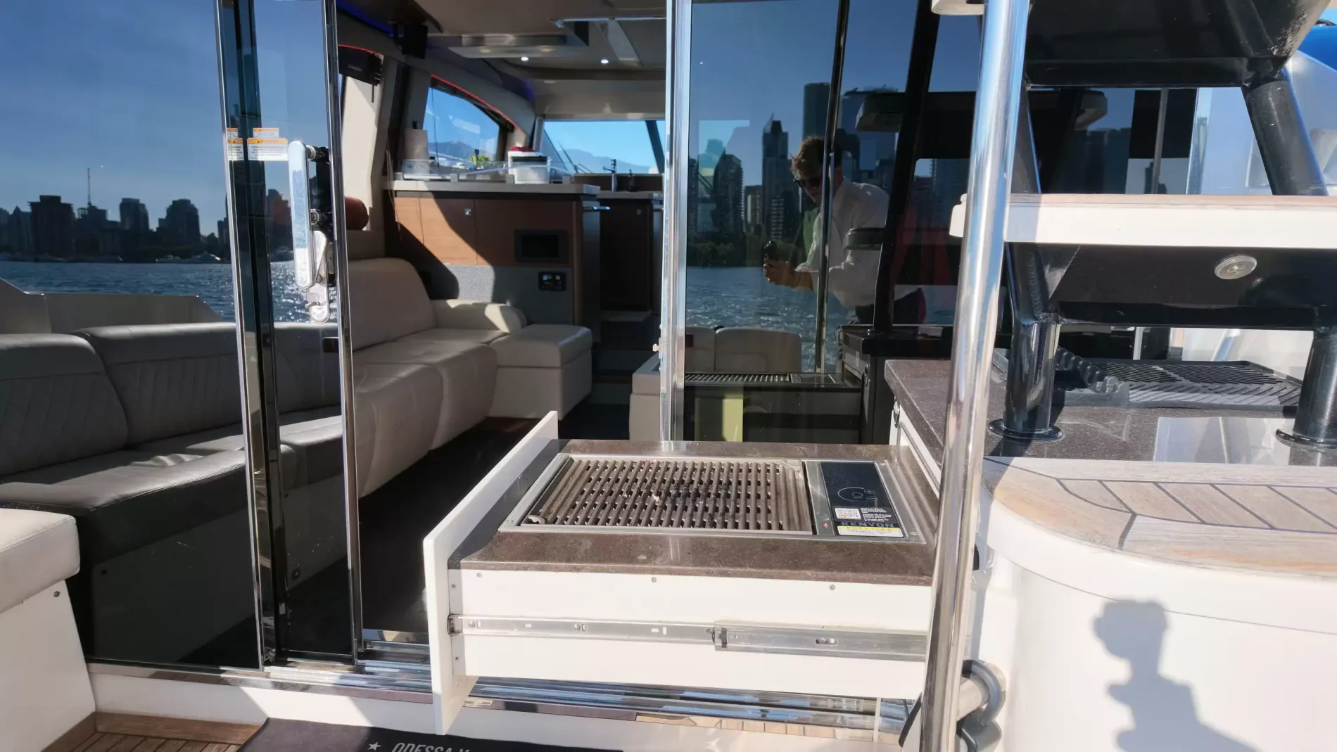 Pre-Owned 2015 Sea ray 510 Fly for Sale | Vancouver, BC | M&P Yacht Centre | 6aa84814947bd62dbb023813