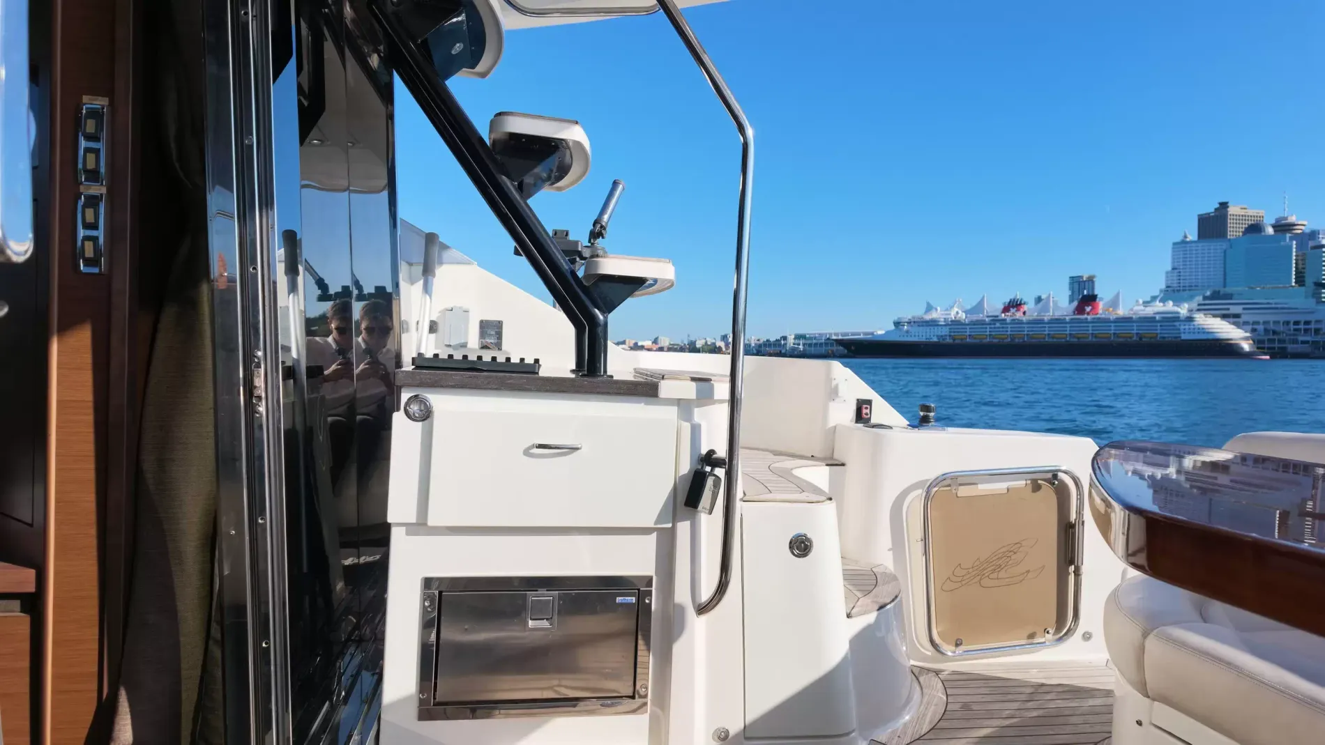 Pre-Owned 2015 Sea ray 510 Fly for Sale | Vancouver, BC | M&P Yacht Centre | 6aa84814947bd62dbb023813