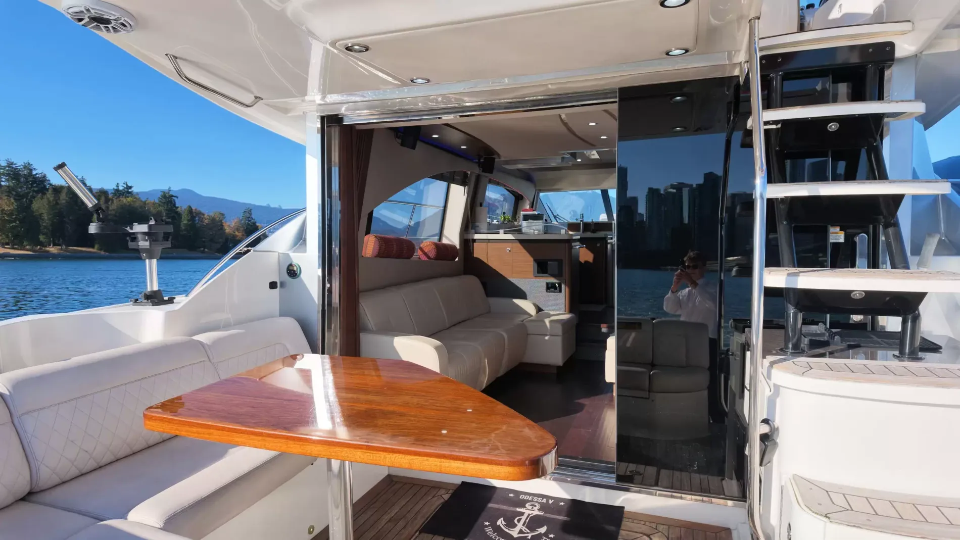 Pre-Owned 2015 Sea ray 510 Fly for Sale | Vancouver, BC | M&P Yacht Centre | 6aa84814947bd62dbb023813