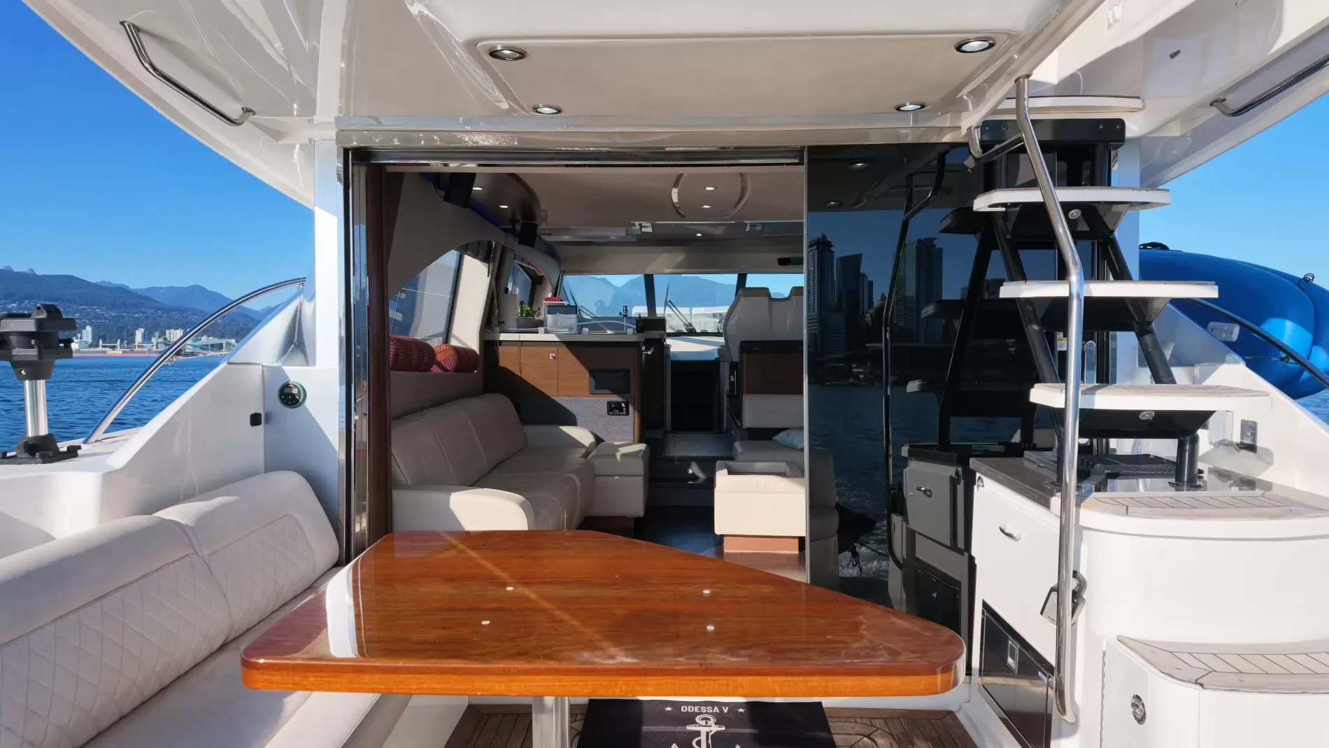 Pre-Owned 2015 Sea ray 510 Fly for Sale | Vancouver, BC | M&P Yacht Centre | 6aa84814947bd62dbb023813