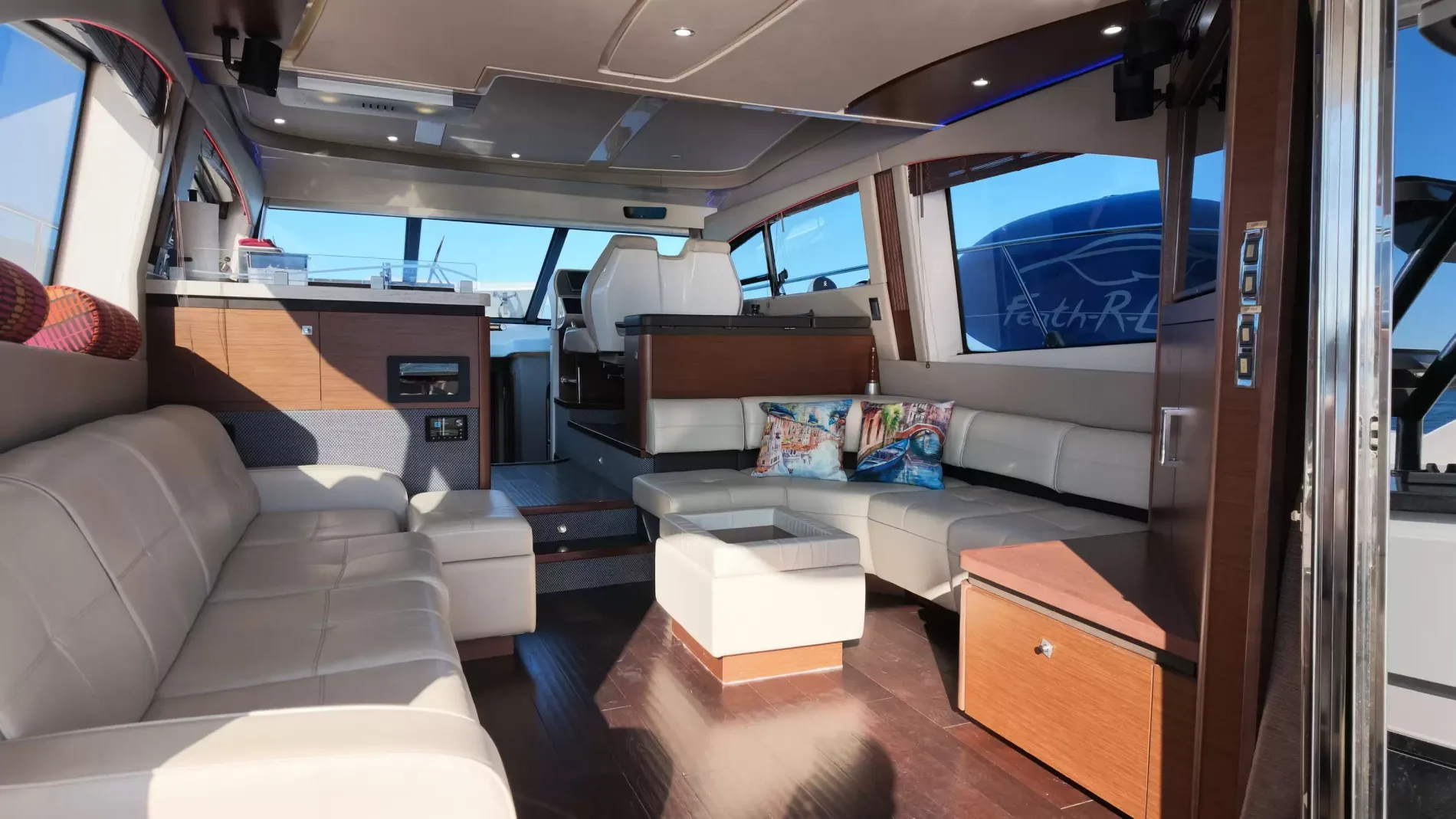 Pre-Owned 2015 Sea ray 510 Fly for Sale | Vancouver, BC | M&P Yacht Centre | 6aa84814947bd62dbb023813
