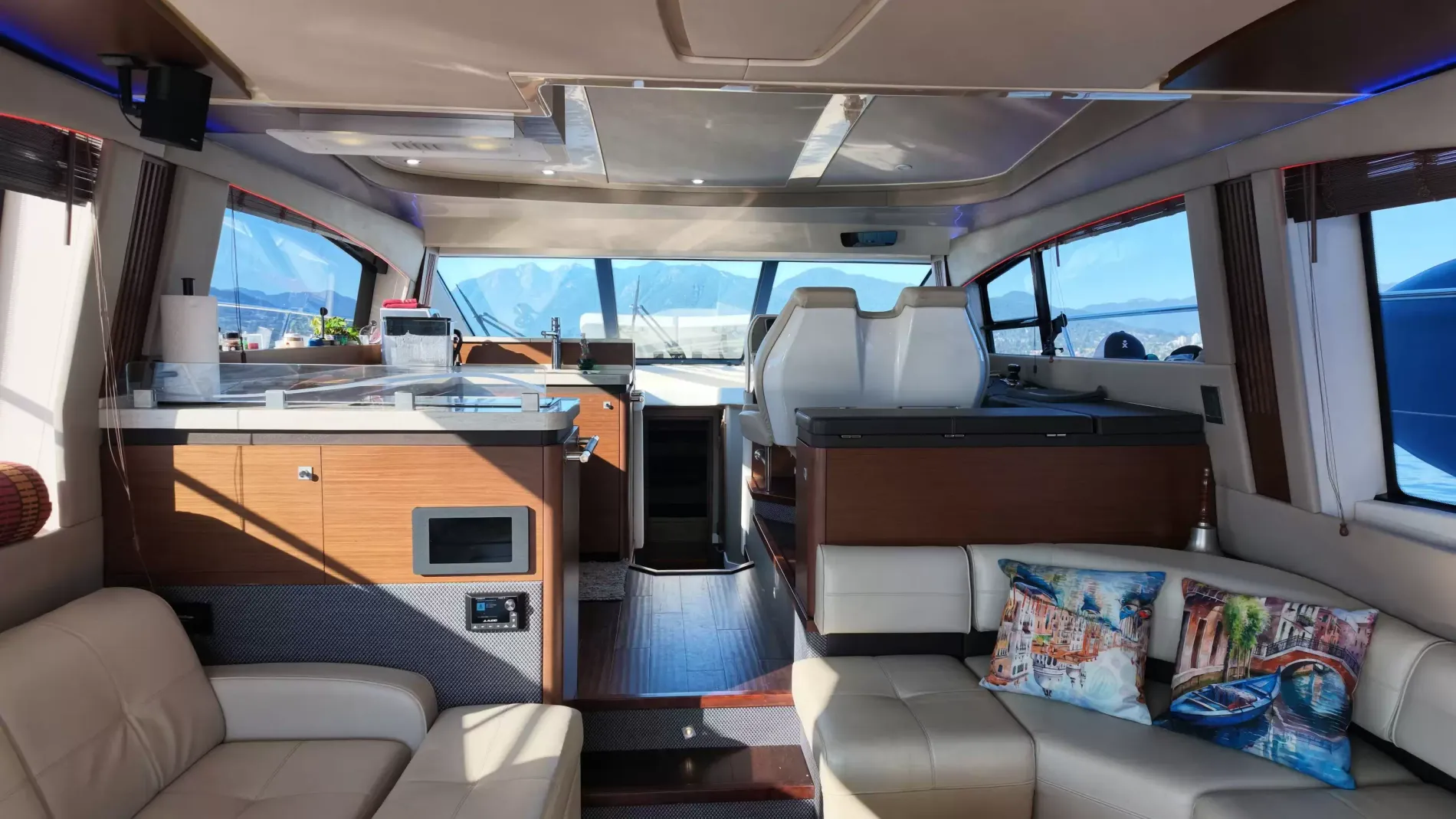 Pre-Owned 2015 Sea ray 510 Fly for Sale | Vancouver, BC | M&P Yacht Centre | 6aa84814947bd62dbb023813