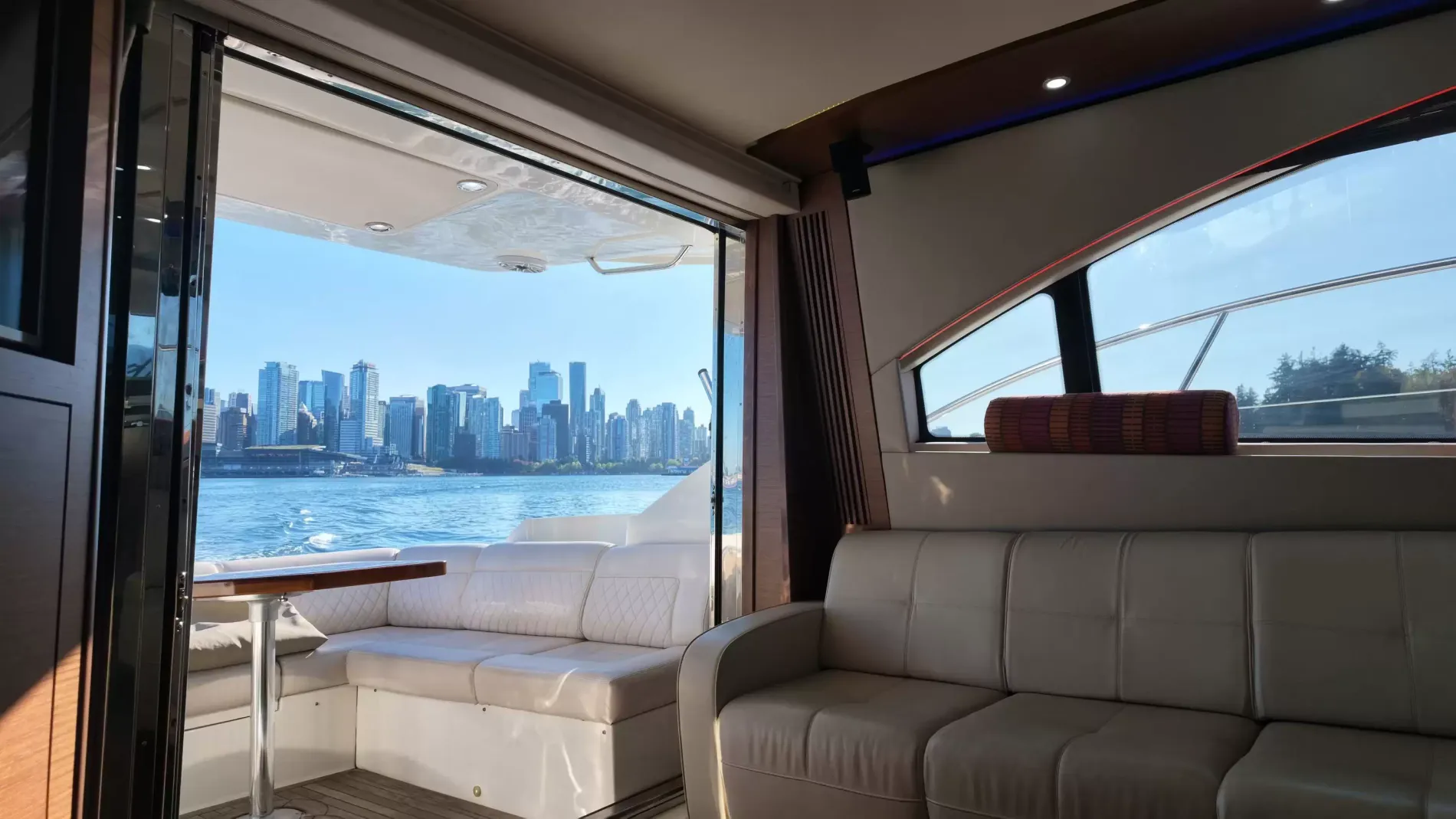 Pre-Owned 2015 Sea ray 510 Fly for Sale | Vancouver, BC | M&P Yacht Centre | 6aa84814947bd62dbb023813