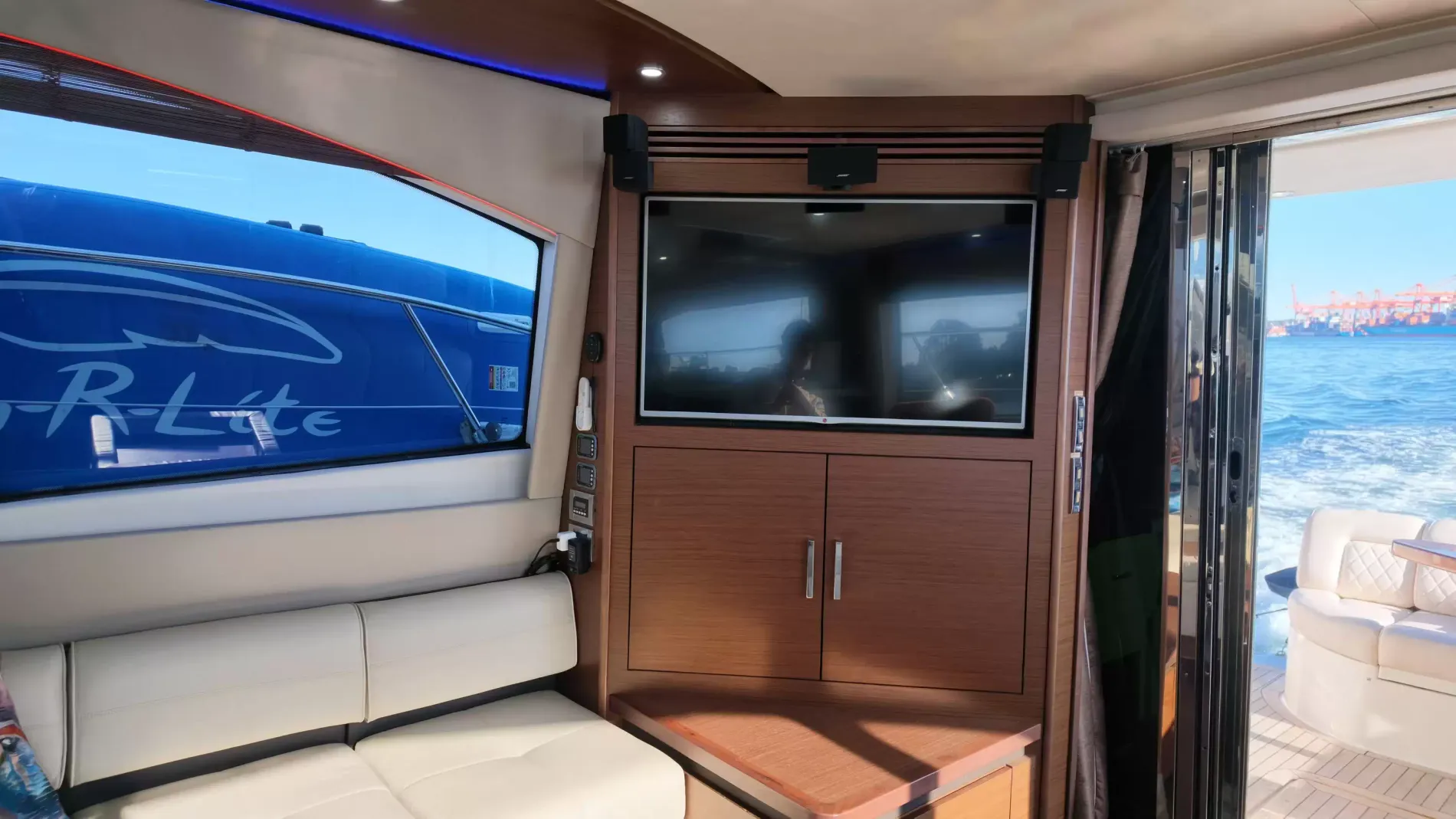 Pre-Owned 2015 Sea ray 510 Fly for Sale | Vancouver, BC | M&P Yacht Centre | 6aa84814947bd62dbb023813