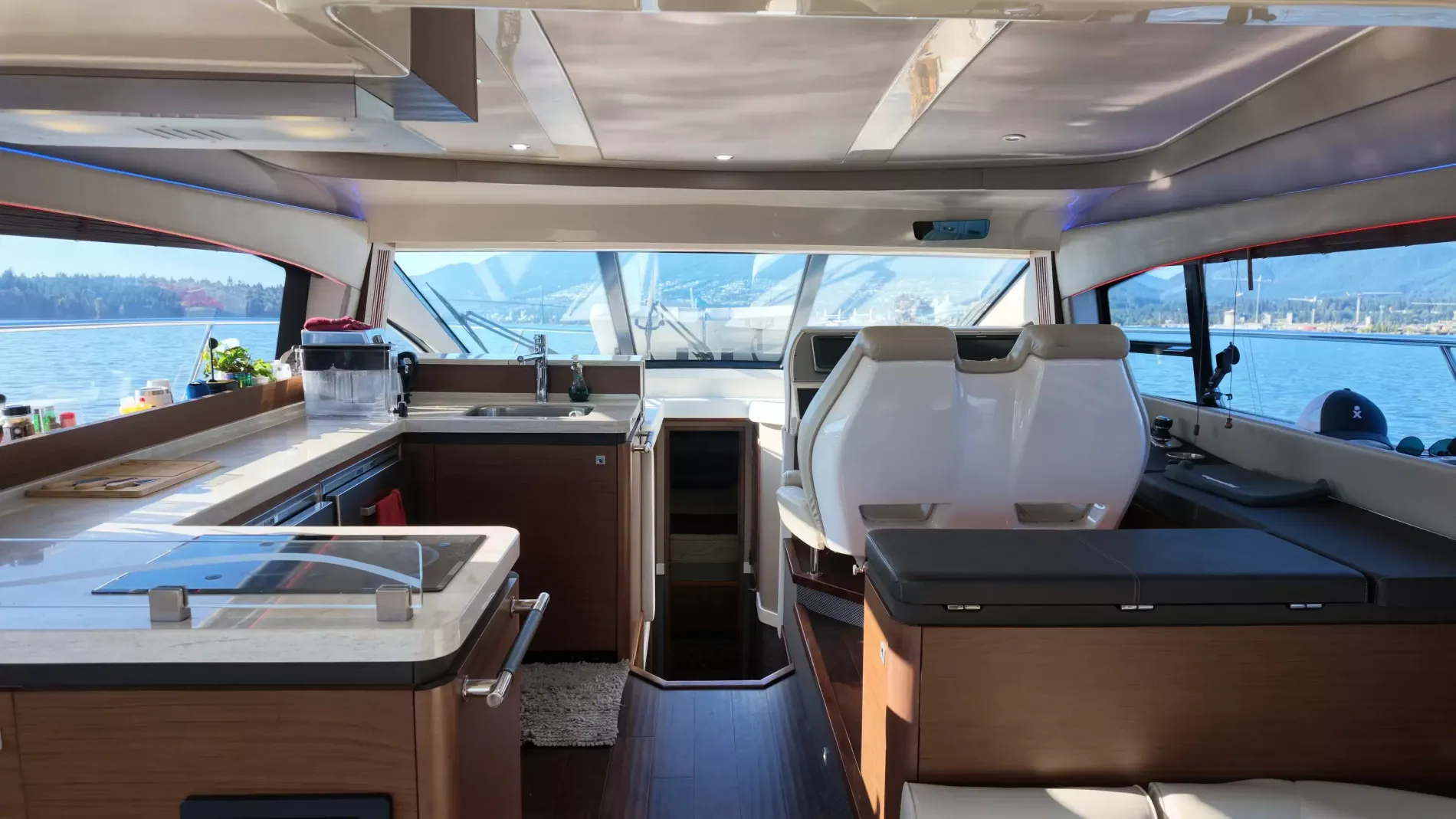 Pre-Owned 2015 Sea ray 510 Fly for Sale | Vancouver, BC | M&P Yacht Centre | 6aa84814947bd62dbb023813