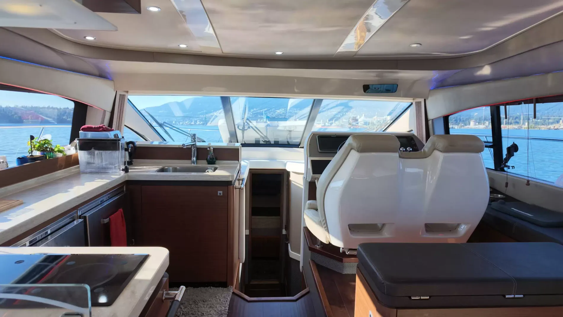 Pre-Owned 2015 Sea ray 510 Fly for Sale | Vancouver, BC | M&P Yacht Centre | 6aa84814947bd62dbb023813