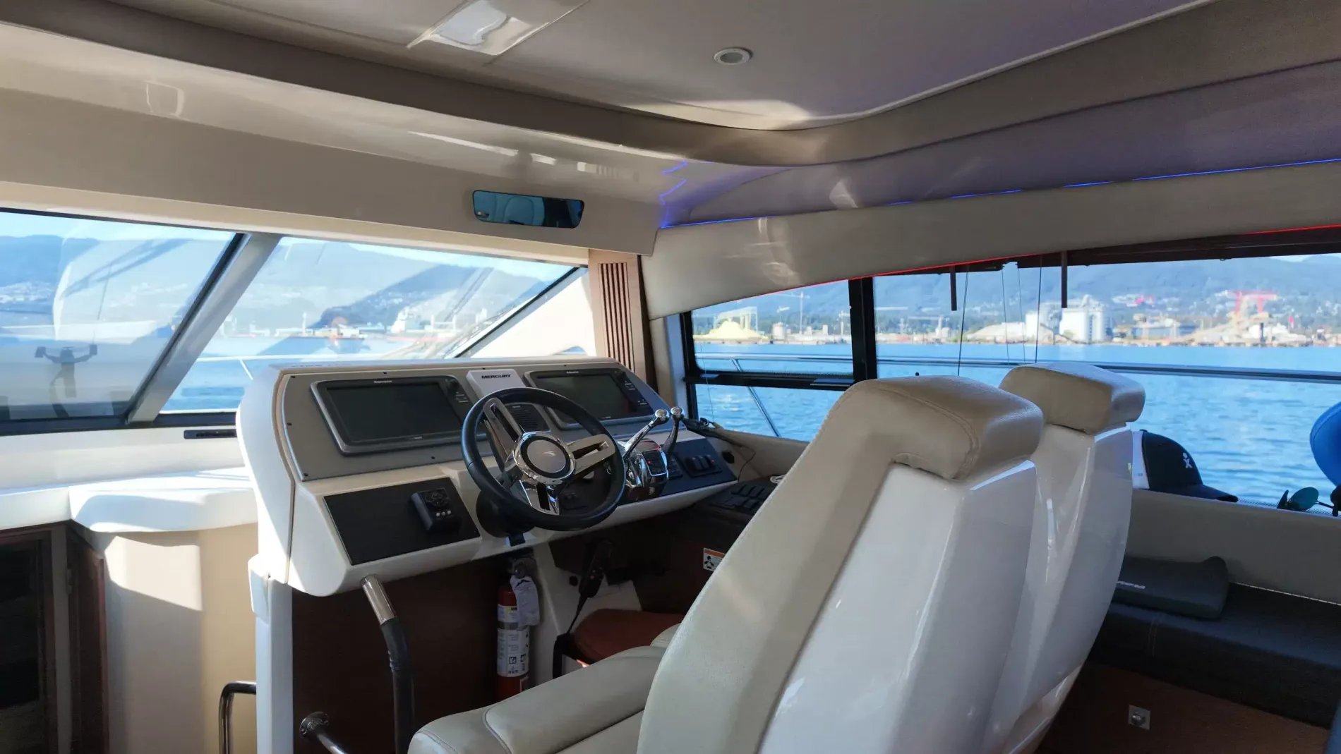 Pre-Owned 2015 Sea ray 510 Fly for Sale | Vancouver, BC | M&P Yacht Centre | 6aa84814947bd62dbb023813