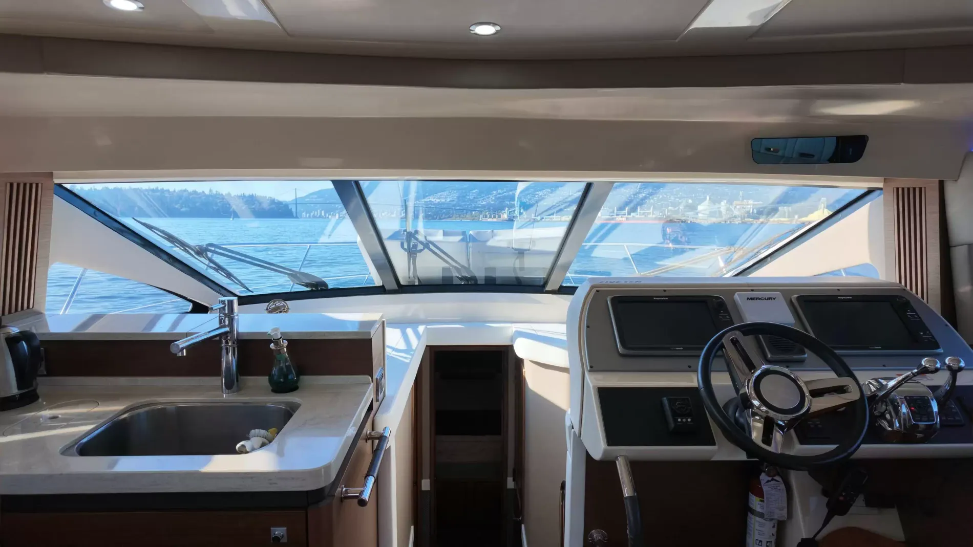 Pre-Owned 2015 Sea ray 510 Fly for Sale | Vancouver, BC | M&P Yacht Centre | 6aa84814947bd62dbb023813