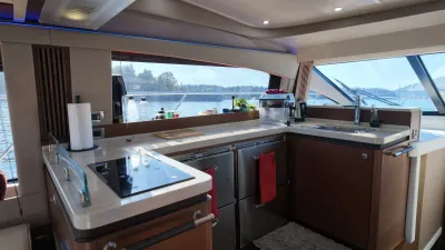 Pre-Owned 2015 Sea ray 510 Fly for Sale | Vancouver, BC | M&P Yacht Centre | 6aa84814947bd62dbb023813