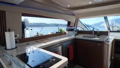 Pre-Owned 2015 Sea ray 510 Fly for Sale | Vancouver, BC | M&P Yacht Centre | 6aa84814947bd62dbb023813
