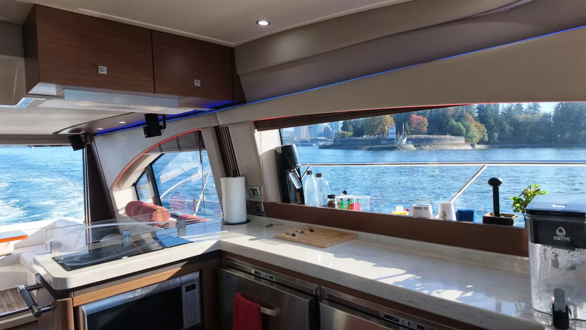 Pre-Owned 2015 Sea ray 510 Fly for Sale | Vancouver, BC | M&P Yacht Centre | 6aa84814947bd62dbb023813