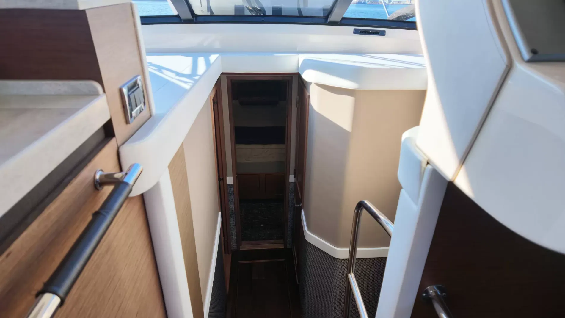 Pre-Owned 2015 Sea ray 510 Fly for Sale | Vancouver, BC | M&P Yacht Centre | 6aa84814947bd62dbb023813