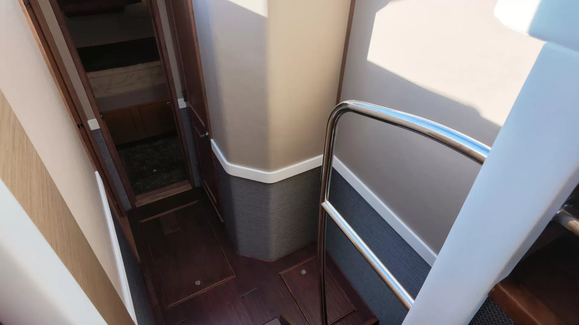 Pre-Owned 2015 Sea ray 510 Fly for Sale | Vancouver, BC | M&P Yacht Centre | 6aa84814947bd62dbb023813