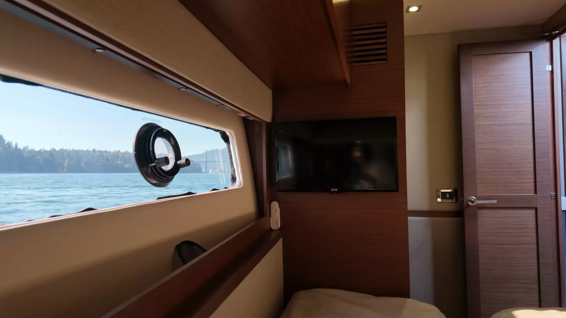 Pre-Owned 2015 Sea ray 510 Fly for Sale | Vancouver, BC | M&P Yacht Centre | 6aa84814947bd62dbb023813