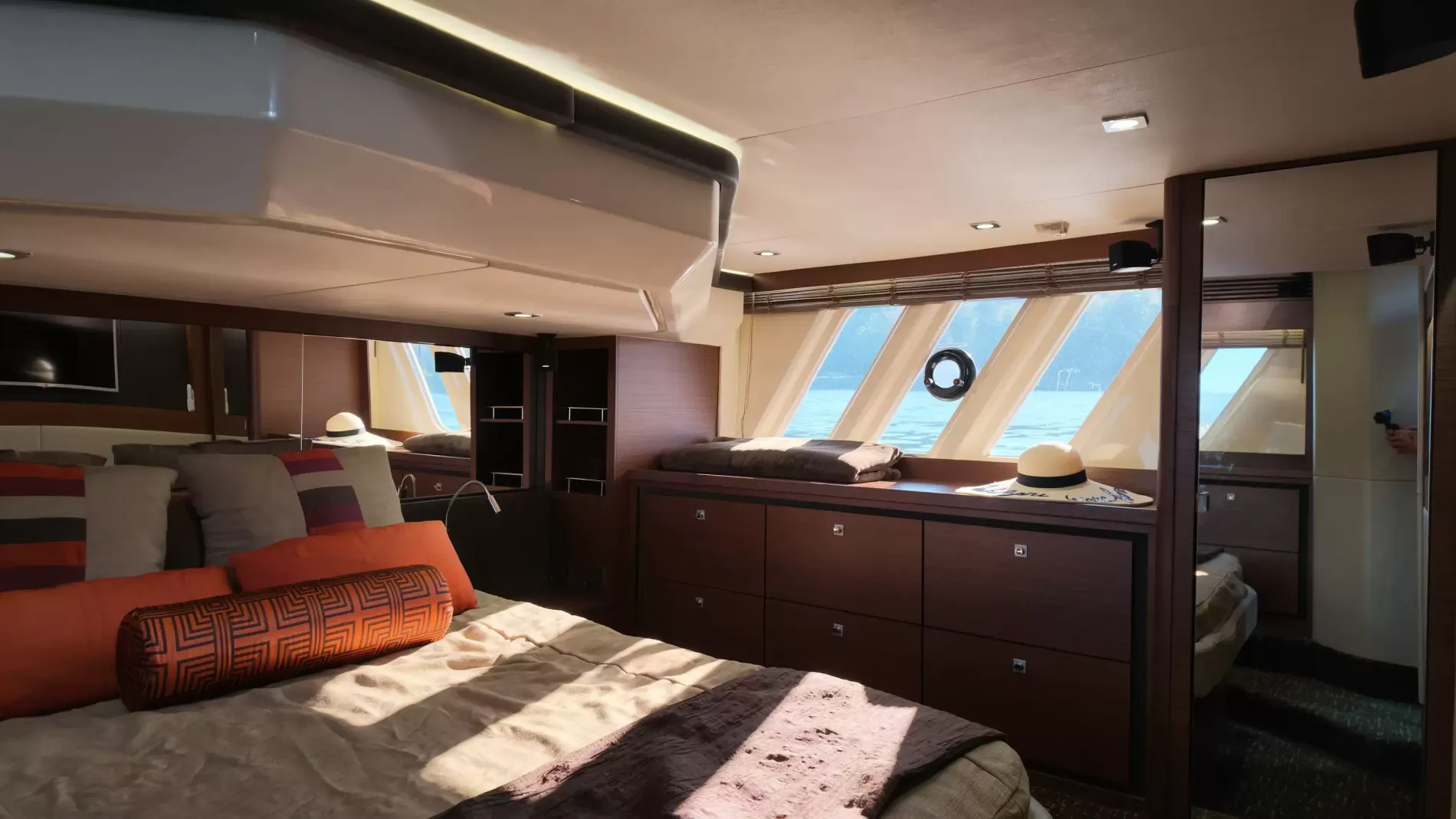 Pre-Owned 2015 Sea ray 510 Fly for Sale | Vancouver, BC | M&P Yacht Centre | 6aa84814947bd62dbb023813