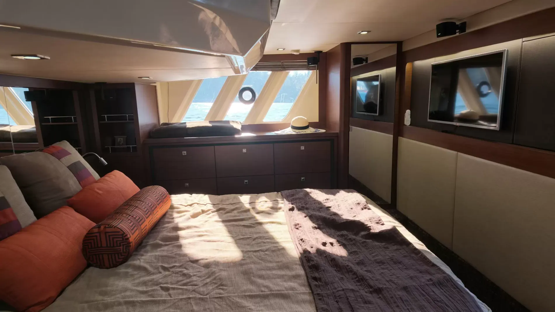 Pre-Owned 2015 Sea ray 510 Fly for Sale | Vancouver, BC | M&P Yacht Centre | 6aa84814947bd62dbb023813