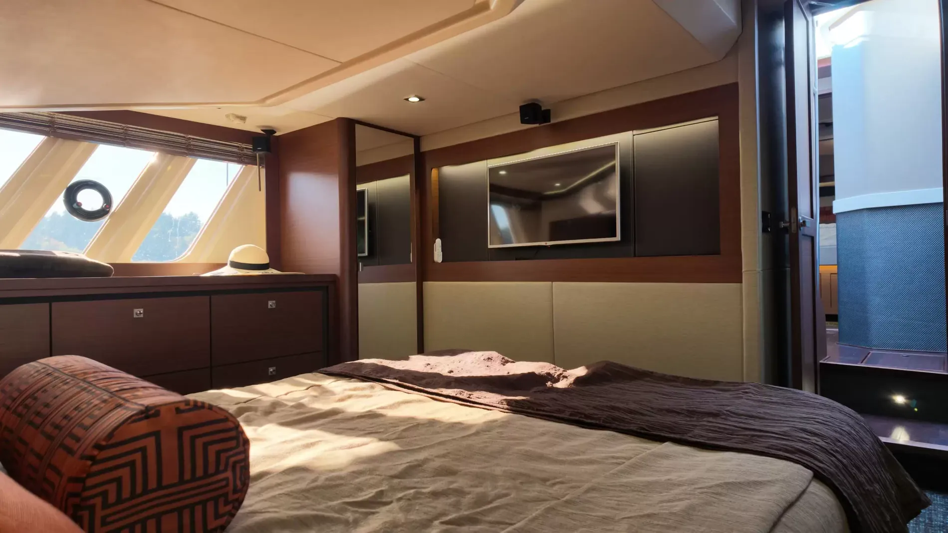 Pre-Owned 2015 Sea ray 510 Fly for Sale | Vancouver, BC | M&P Yacht Centre | 6aa84814947bd62dbb023813