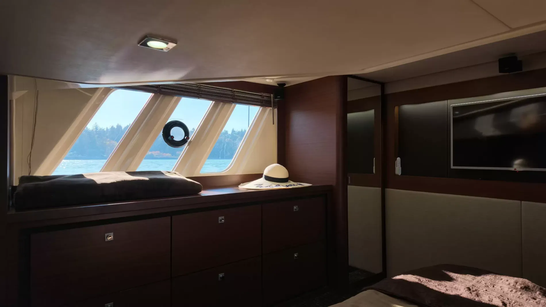 Pre-Owned 2015 Sea ray 510 Fly for Sale | Vancouver, BC | M&P Yacht Centre | 6aa84814947bd62dbb023813